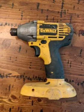 DW056 DEWALT Cordless Impact Driver Tool